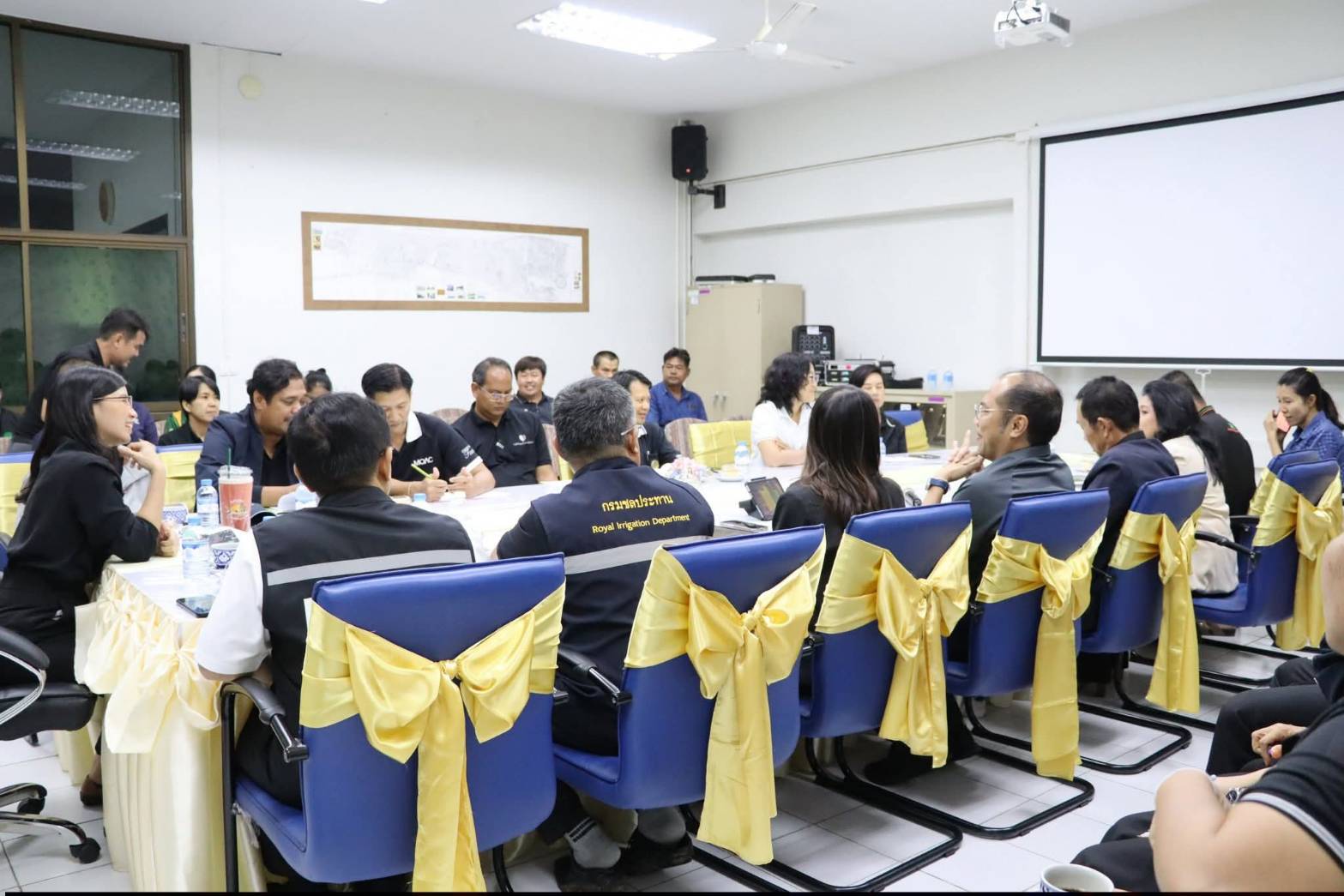 title - สำนักแผนงานและโครงการพิเศษ กระทรวงเกษตรและสหกรณ์ ร่วมกับผู้แทนหน่วยงานภายในสังกัดกระทรวงเกษตรและสหกรณ์, ผู้อำนวยการศูนย์ส่งเสริมและพัฒนาอาชีพเสริมนอกภาคการเกษตร เข้าร่วมประชุมหารือและลงพื้นที่แปลงนาภายในศูนย์ส่งเสริมและพัฒนาอาชีพเสริมนอกภาคการเกษตร เพื่อเตรียมความพร้อมในการจัดกิจกรรมจิตอาสา กระทรวงเกษตรและสหกรณ์ 